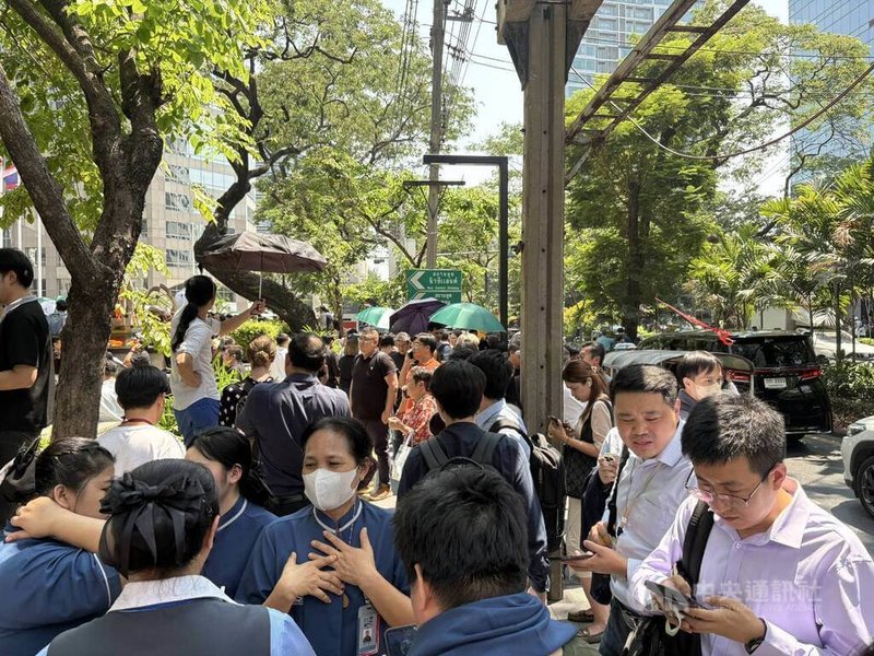 緬甸3月28日下午發生芮氏規模7.7強震,連泰國首都曼谷都感到強烈搖晃。民眾直呼恐怖,曼谷街頭擠滿被地震嚇到的群眾。中央社記者呂欣憓曼谷攝 114年3月28日