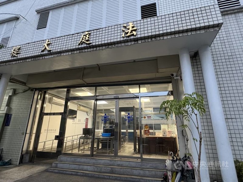 花蓮縣府民政處長明良臻涉要求戶政人員登門查對罷免資料,原裁定交保,經檢方抗告,花蓮高分院發回更裁。花蓮地方法院28日下午重開羈押庭,晚間宣示裁定結果,明良臻即日起羈押2月,禁止接見、通信。中央社記者張祈攝 114年3月28日