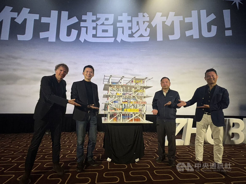 新竹縣竹北市公所籌建「水岸市集園區River Bank 1」(原為東區市場)28日舉辦發表會,竹北市長鄭朝方(左2)等人出席。中央社記者郭宣彣攝 114年3月28日