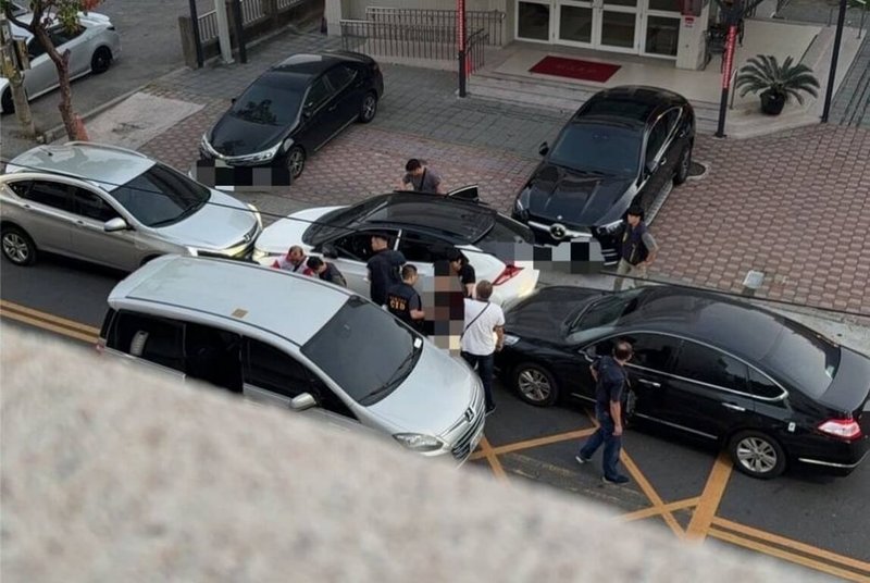 雲林警方接獲檢舉劉姓犯嫌涉嫌販毒,27日劉姓犯嫌駕駛自小客車在雲林斗六市區要交易時,警方出動3部偵防車包夾破窗逮人。(警方提供)中央社記者蔡智明傳真 114年3月28日