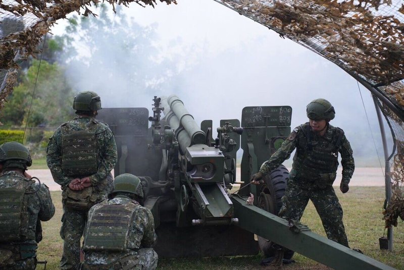 陸軍金防部烈嶼守備大隊28日實施「太武操演」,參演部隊執行多項課目演練,藉由戰場實際景況,使官兵熟稔射擊程序、步驟與要領,強化臨戰應變能力。(金防部提供)中央社記者吳玟嶸傳真 114年3月28日