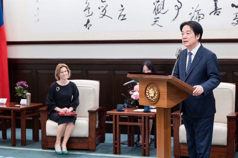 總統賴清德(右)28日接見英國在台辦事處代表包瓊郁(Ruth Bradley-Jones)(左),歡迎她來台履新,並期待擴大台英各領域交流共同提升民主和經濟韌性。(總統府提供)中央社記者溫貴香傳真 114年3月28日
