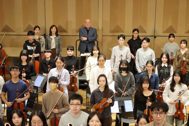 張榮發基金會、長榮交響樂團與台師大音樂系28日簽署合作備忘錄,將攜手推動專業音樂教育。長榮交響樂團駐團藝術家梵志登(Jaap van Zweden)(後中)並選出12名學子,獲得樂團實習機會。(長榮交響樂團提供)中央社記者趙靜瑜傳真 114年3月28日