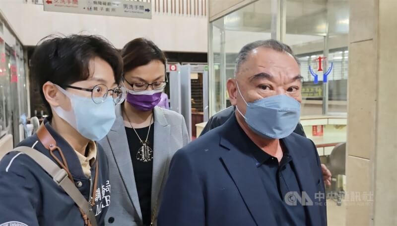 北檢27日指揮台北市調查處搜索名軒公司,並約談麗寶董事長吳寶田(前右)與名軒董事長吳泓瑩(後中)等10人到案,28日凌晨將兩人請回。中央社記者林長順攝 114年3月27日