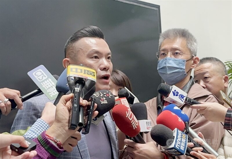 民眾黨議員江和樹(左)卸任台中市黨部主委,抨擊黨中央要求簽離職聲明。(中央社檔案照片)
