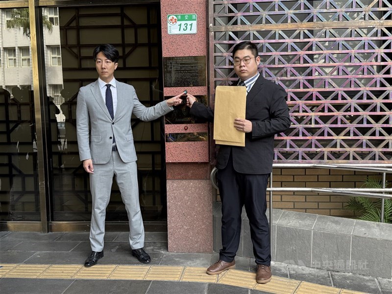 民進黨表示,國民黨針對民進黨立委發起的罷免,是報復式的惡意罷免。圖為民進黨發言人吳崢(左)27日到台北地檢署,告發9選區罷綠委領銜人涉偽造文書等罪。(中央社檔案照片)