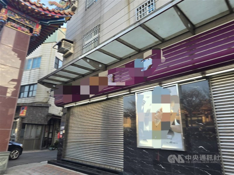 台中市梧棲區1家銀樓遭2人搶走1條金項鍊後逃逸,警方今天表示,經全力追緝,2名犯嫌已在高雄市落網,正釐清偵辦中。(中央社檔案照片)