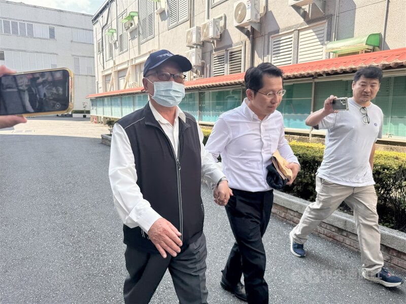 花蓮縣府民政處長明良臻(中)26日完成交保程序步出法院。(中央社檔案照片)