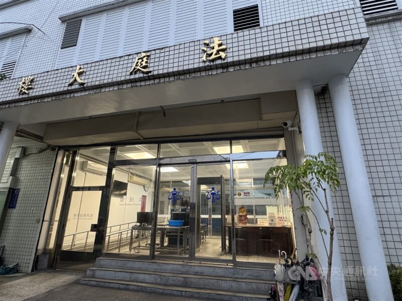花蓮縣府民政處長明良臻涉要求戶政人員登門查對罷免資料,原裁定交保,經檢方抗告,花蓮高分院發回更裁。花蓮地方法院28日下午重開羈押庭,晚間宣示裁定結果,明良臻即日起羈押2月,禁止接見、通信。中央社記者張祈攝 114年3月28日