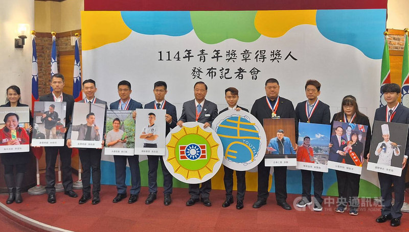 慶祝青年節，救國團28日舉行114年青年獎章得獎人發布記者會，共有10名傑出青年獲選。中央社記者許秩維攝  114年3月28日