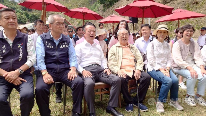 嘉義縣竹崎鄉「阿拉伯粉紅村」28日舉辦開園活動,前行政院長張俊雄(前右3)、嘉義縣長翁章梁(前左3)、民眾黨前立委蔡壁如(前右)等人出席,但花旗木受氣候影響還沒開花。中央社記者蔡智明攝 114年3月28日