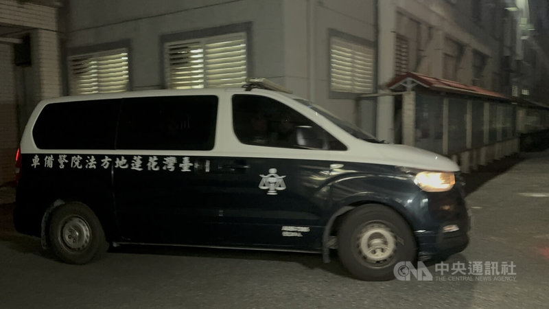 花蓮縣民政處長明良臻涉要求戶政人員登門查對罷免資料,花蓮地方法院28日重新裁定羈押,禁止接見、通信,庭後明良臻由警備車送往看守所。中央社記者張祈攝 114年3月28日