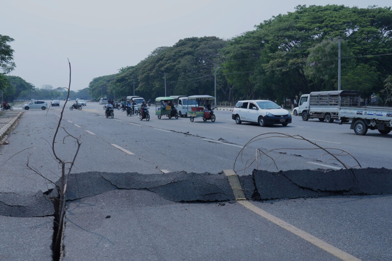 奈比多道路因地震隆起。(美聯社)