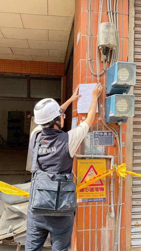 台中清水區中興街某大樓5、6樓日前塌陷,台中市都發局28日派員到場張貼公函,通知建築物各有權人立即停止使用,限4月30日前改善完成,若未依限改善,預計5月1日依規執行封閉,在開放改善期間,住戶得入內搬離生活物品。(台中市政府提供)中央社記者郝雪卿傳真 114年3月28日