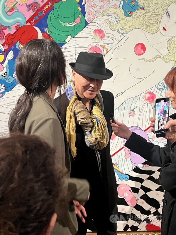 日本傳奇畫家天野喜孝到羅馬舉辦大型作品展,吸引許多義大利粉絲專程到場追星,也有許多熱衷日本動漫文化的義大利網紅前往拍攝宣傳影片。中央社記者黃雅詩羅馬攝 114年3月28日