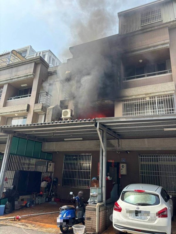 台中市太平區永和街1處住宅28日中午發生火警，冒出陣陣黑煙，消防局獲報到場搶救，火勢在半小時內撲滅。（翻攝照片）中央社記者蘇木春傳真  114年3月28日