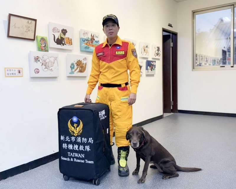 緬甸28日下午發生芮氏規模7.7強震,新北市府消防局表示,搜救隊領犬員羅浩芳與搜救犬Amei已經整備待命,隨時可以前往災區救援。(新北消防局提供)中央社記者黃旭昇新北傳真 114年3月28日