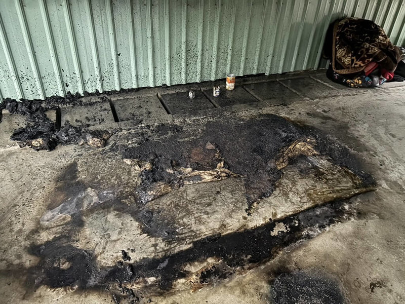 苗栗市3名街友在鐵路高架橋下飲酒,其中2人一言不合發生口角衝突,林姓男子涉引燃棉被縱火,警消獲報趕往撲滅火勢外,並將林男依公共危險罪嫌送辦。(民眾提供)中央社記者管瑞平傳真 114年3月29日