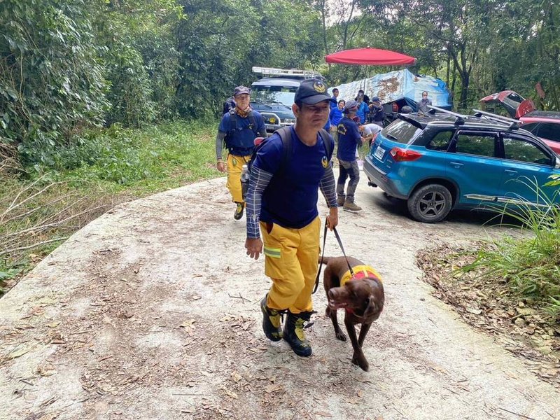 緬甸發生規模7.7強震，高市消防局表示，搜救犬馴養小組小隊長陳志三及搜救犬藍波已集結待命，藍波是通過重型搜救認證的經驗豐富搜救犬。（高市消防局提供）中央社記者洪學廣傳真 114年3月29日