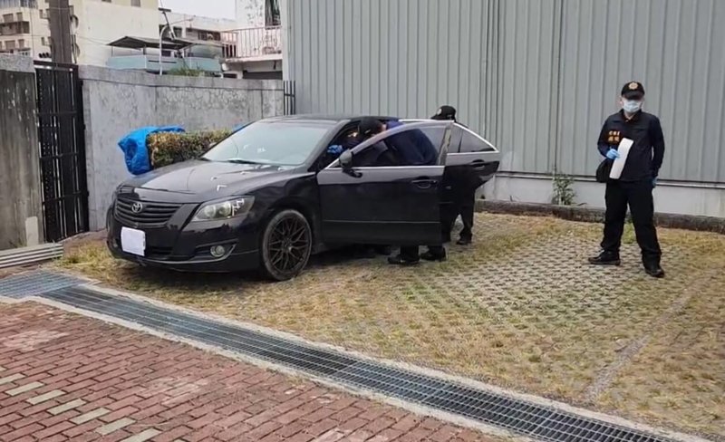 屏東17日發生槍擊尋仇事件,造成5人受傷,警方在現場發現留有彈孔的車輛,拖回進行蒐證,案發後槍手逃逸,警方追查。(屏東警分局提供)中央社記者李卉婷傳真114年3月29日