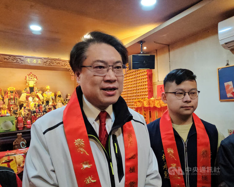 民進黨舉辦「人民是頭家」政策宣講會,秘書長林右昌(左)30日表示,下鄉宣講最主要目的,是針對國民黨在國會擴權濫權及濫刪總預算造成國會及社會動盪,向人民做說明。中央社記者王鴻國攝 114年3月30日