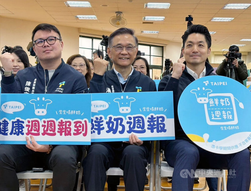 台北大巨蛋30日舉辦中華職棒例行賽,卻被發現天花板不斷有水珠滴下,疑再度漏水。台北市長蔣萬安(前右)31日表示,已聯繫遠雄要求查明改善。中央社記者陳昱婷攝 114年3月31日