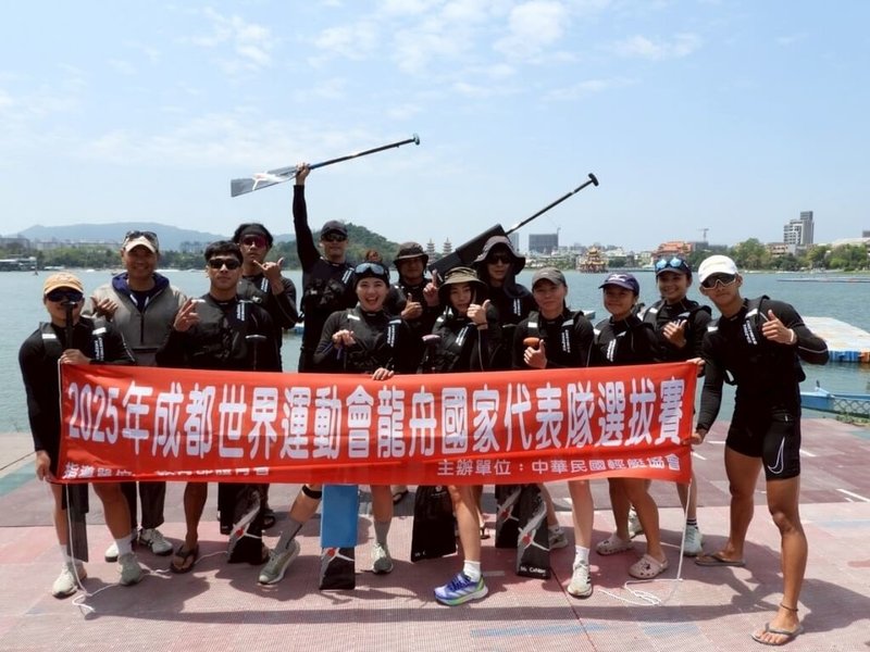 花蓮體中教練侯鴻章30日帶領「Mr.CaNoe TAIWAN」選手前往高雄,參加2025年成都世界運動會龍舟項目國家代表隊選拔,選手分別在500公尺及200公尺奪冠,順利當選國家代表隊,將在8月前往成都參賽。(花蓮縣體育會提供)中央社記者李先鳳傳真 114年3月31日