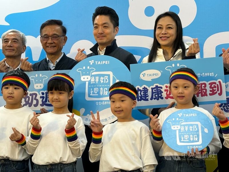 台北市長蔣萬安(後右2)31日出席台北市「鮮奶週報」政策說明記者會表示,「鮮奶週報」將上路,國小以下學童每週可至4大超商、全聯及美廉社憑證兌換1瓶乳品或豆漿,共有28種品項可選擇。中央社記者陳昱婷攝 114年3月31日