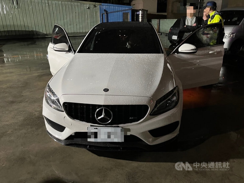 台中陳姓男子與朱姓男子有財務糾紛,陳男2月間夥同其他5名友人先在太平區攔截朱妻的轎車發生行車糾紛,又追到北屯區1處停車場砸車,警詢後將陳男等6人依法送辦。(翻攝照片)中央社記者蘇木春傳真 114年3月31日