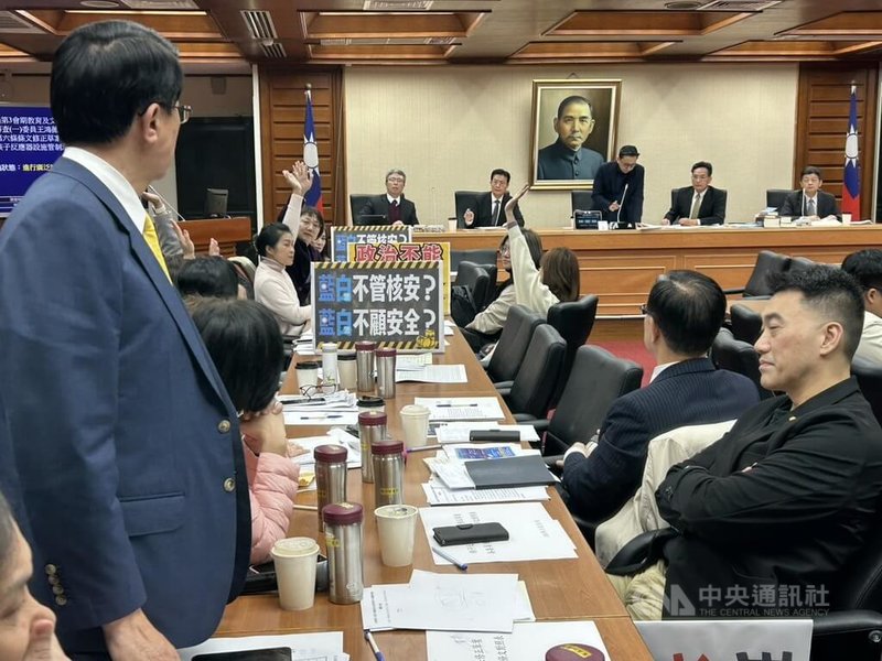 朝野今天在立院教育及文化委員會,為是否將核電廠轉執照有效期間延長為60年,展開表決大戰,民進黨多次祭出點名表決,均遭藍白立委挾人數優勢否決,民進黨立委質疑「敢做不敢當」,國民黨立委反駁「開會有音有影,舉手一清二楚」。中央社記者林敬殷攝 114年3月31日