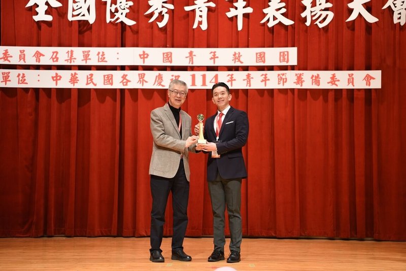 台中地檢署檢察官張凱傑（右）面對傳統刑事訴訟模式變革，利用簡報技術讓複雜案件得以清晰簡化方式呈現，助國民法官在有限時間內迅速掌握案情，日前獲中華民國青年獎章表揚。（台中地檢署提供）中央社記者蘇木春傳真  114年3月31日
