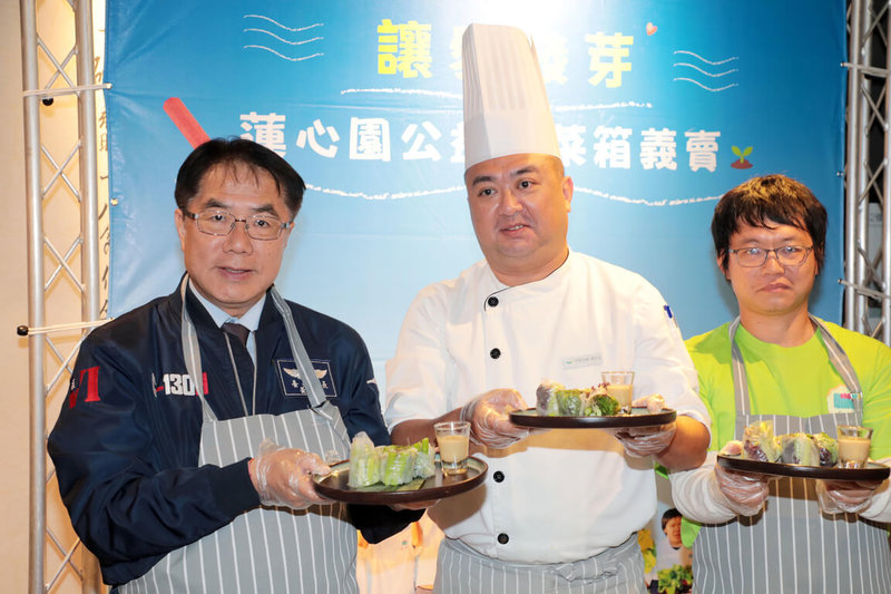 台南市政府與饗賓集團合作,31日於饗食天堂台南西門店行銷蓮心園庇護農藝工場生產的蔬菜箱,市長黃偉哲(左)製作生菜捲餅。(台南市政府提供)中央社記者楊思瑞台南傳真 114年3月31日