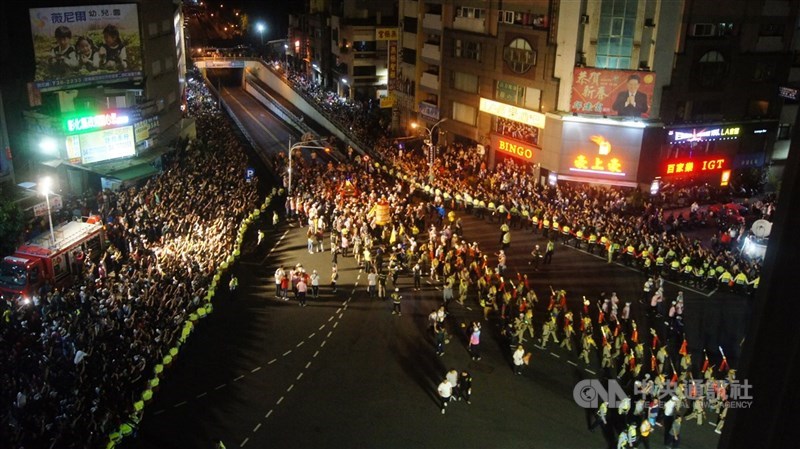 大甲媽祖遶境活動將展開,彰化縣警察局指出,為因應遶境活動帶來大量人車,將針對彰化市中山路、國聖路、三民路及民族路等遶境路線實施交管,禁止車輛通行,照片為大甲媽鑾轎行經彰化市民生路地下道的情形。(中央社檔案照片)