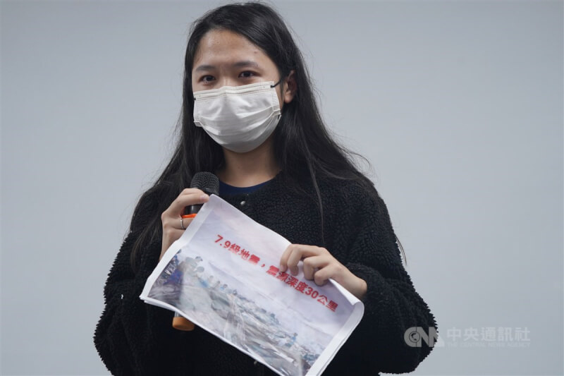 緬甸強震已在當地和鄰國泰國造成逾1700人罹難。「關注緬甸!328緬甸地震災情記者會」31日在位於新北市中和區的玉山僑舍舉行,一名在台緬甸僑生說明家鄉親人受災時,難忍情緒激動落淚。中央社記者徐肇昌攝 114年3月31日