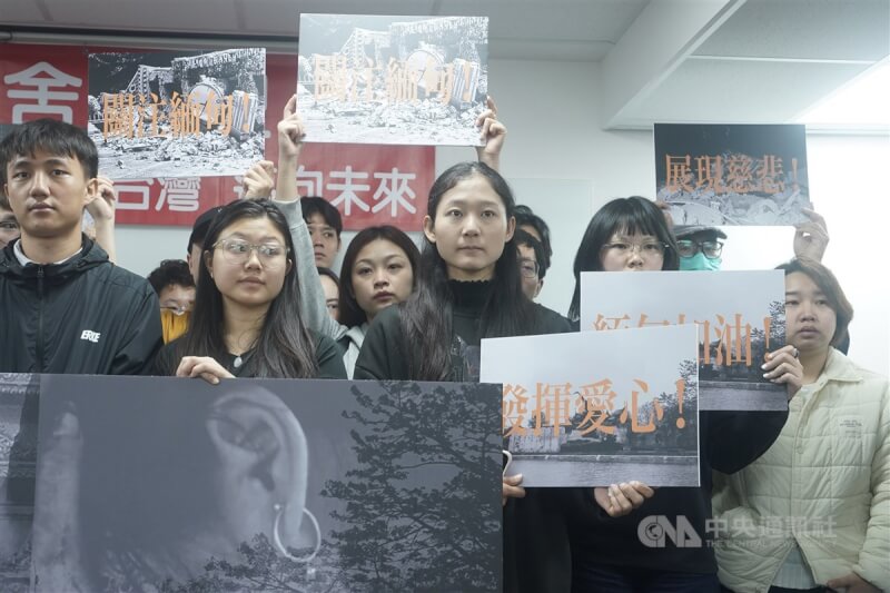 緬甸28日發生芮氏規模8.2強震,許多在台緬甸僑生31日在新北市出席「關注緬甸!328緬甸地震災情記者會」,舉著看板、標語希望台灣民眾發揮愛心,幫助緬甸災民。中央社記者徐肇昌攝 114年3月31日