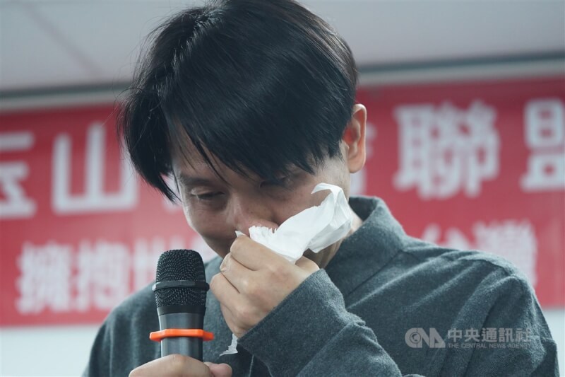 來自緬甸的導演趙德胤31日在新北市出席「關注緬甸!328緬甸地震災情記者會」,分享緬甸地震災情時,忍不住落淚,呼籲社會大眾關注緬甸震災。中央社記者徐肇昌攝 114年3月31日