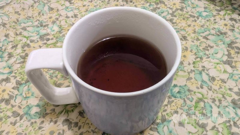 近期天氣忽冷忽熱,很多人咳嗽不止,有網友分享「無糖綠+半糖紅」止咳偏方,宣稱溫的喝3天就不會咳;中醫師提醒,此種療法效果有限,且其中糖分更恐造成痰咳。圖為熱茶示意圖。中央社記者曾以寧攝 114年3月31日