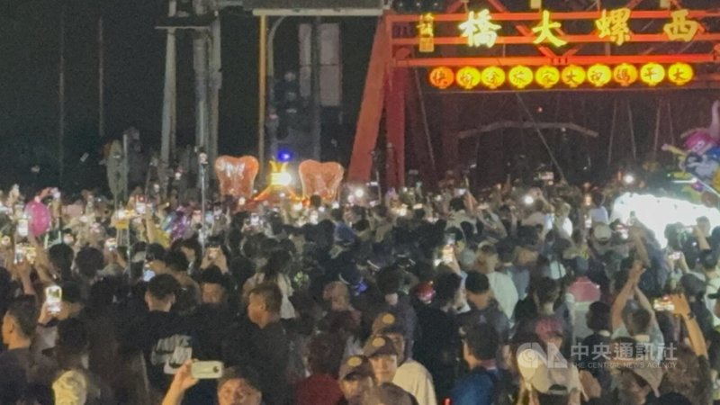 大甲媽祖遶境即將展開,雲林縣政府在4月6日及9日提供免費接駁服務,協助隨香客從西螺轉運站前往高鐵雲林站與斗六火車站乘車。圖為大甲鎮瀾宮媽祖抵達雲林縣西螺鎮信徒聚集迎駕盛況。中央社記者姜宜菁攝 114年3月31日