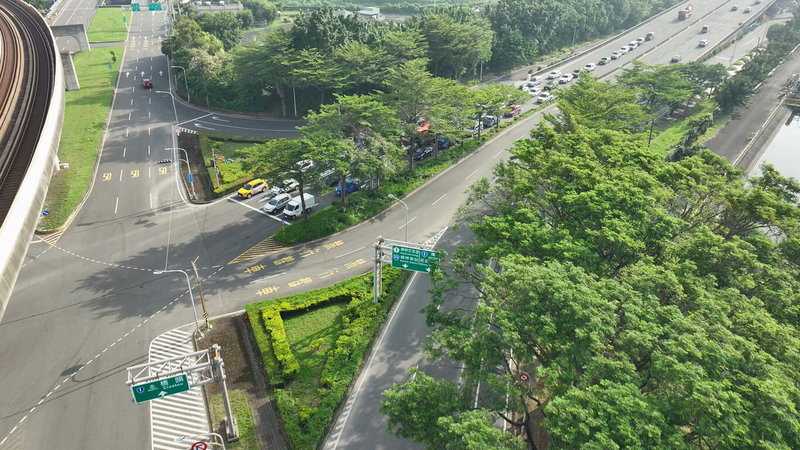 面對台積電楠梓科學園區擴廠帶來大量通勤需求,高雄市政府透過智慧號誌調控、道路拓寬、新聯外道路建設及大眾運輸配套等,分階段優化交通,並持續監測車流,依實際情況滾動式調整改善措施。圖為楠陽高架橋周邊道路。(高雄市政府交通局提供)中央社記者張已亷傳真 114年3月31日