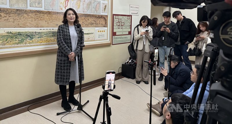 民進黨立法院黨團幹事長吳思瑤（左）31日在立法院接受媒體聯訪，針對陸配「小微」和「恩綺」因涉武統言論，遭限期31日前離境等議題，做相關說明。中央社記者王揚宇攝  114年3月31日