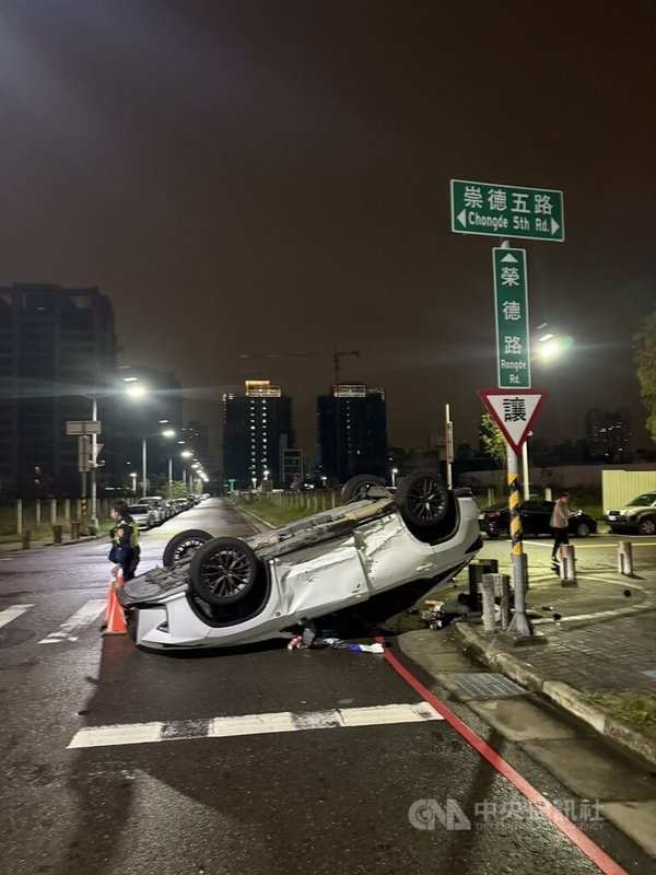 台中警方31日凌晨獲報北屯區一處路口發生交通事故,林姓男子與呂姓女子各自駕駛自小客車在路口發生碰撞,造成林男車輛翻覆;均無酒駕,共3人受傷就醫。(翻攝照片)中央社記者蘇木春傳真 114年3月31日