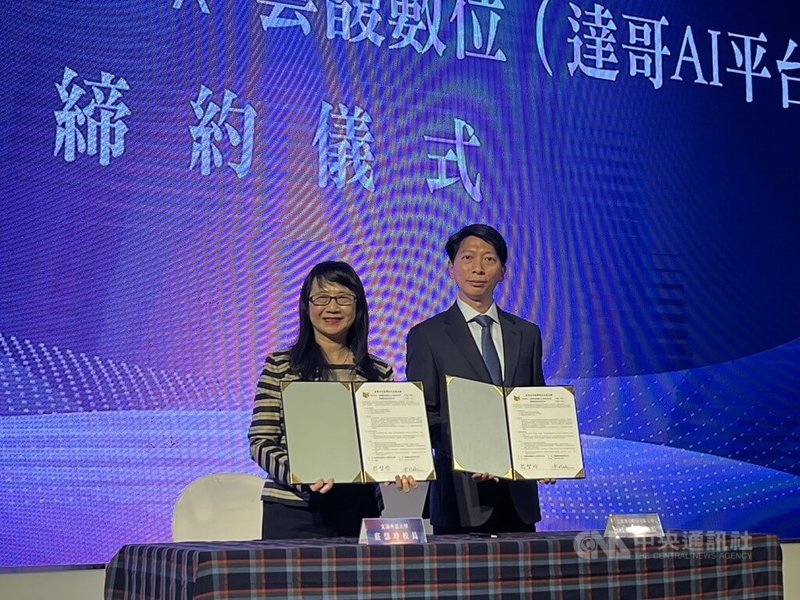 文藻外語大學3月31日與導入生成式AI服務平台「DaVinci(達哥)」簽署產學合作備忘錄,由文藻外大校長莊慧玲(左)與雲馥數位執行長桂梓捷(右)代表簽約。中央社記者林巧璉攝 114年4月1日