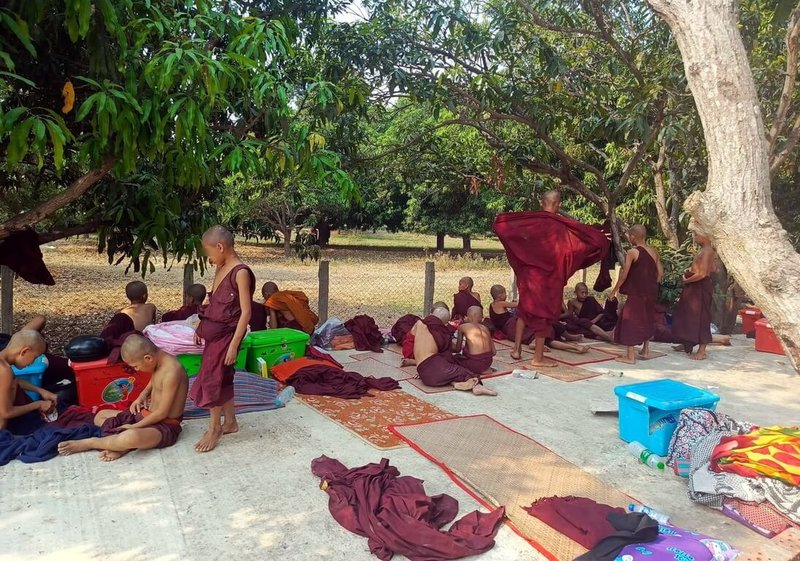 緬甸發生震矩規模7.7強震,第二大城瓦城(Mandalay)災情嚴重,多處建物倒塌震毀,許多小沙彌只能在寺外席地露天而居。(緬甸華僑提供)中央社記者黃旭昇傳真 114年4月1日