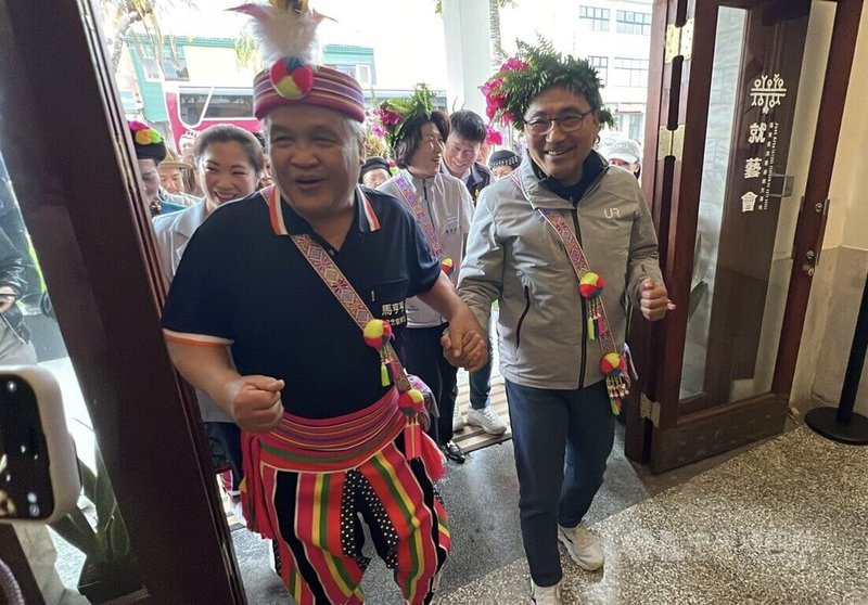 新北市長侯友宜(右)1日率領團隊到台東進行城市交流,首站參訪台東表演藝術創生基地「就藝會」。中央社記者盧太城台東攝 114年4月1日