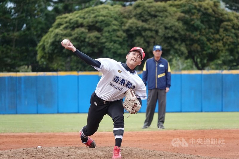 U18東岸聯盟棒球錦標賽台東體中白隊與屏東高中1日交手,東體白黃宇昇(圖)6局接手登板投2局無失分,助隊以3比2搶下預賽2連勝。中央社記者謝靜雯攝 114年4月1日