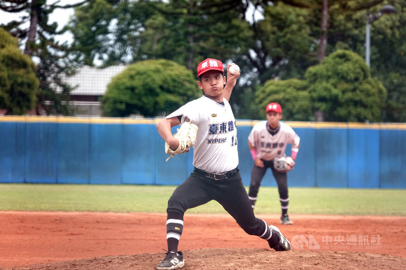 左投林樂軍(圖)被台東體中棒球隊氣氛吸引,國中畢業後主動從新竹到台東打球,1日在U18東岸聯盟棒球錦標賽代表東體白隊先發4.1局,率隊擊敗屏東高中。中央社記者謝靜雯攝 114年4月1日