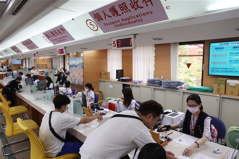 外交部1日表示，台灣與北馬其頓即日起續延長互予雙方國民免簽證待遇5年，持台灣護照入境得於180天內停留最多至90天。圖為民眾到外交部領事事務局申換護照。（中央社檔案照片）
