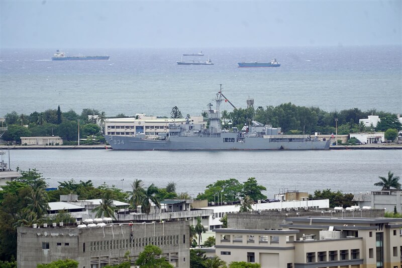 民國111年因應中共軍演,國軍巡防艦於左營軍港靠泊待命。(中央社檔案照片)