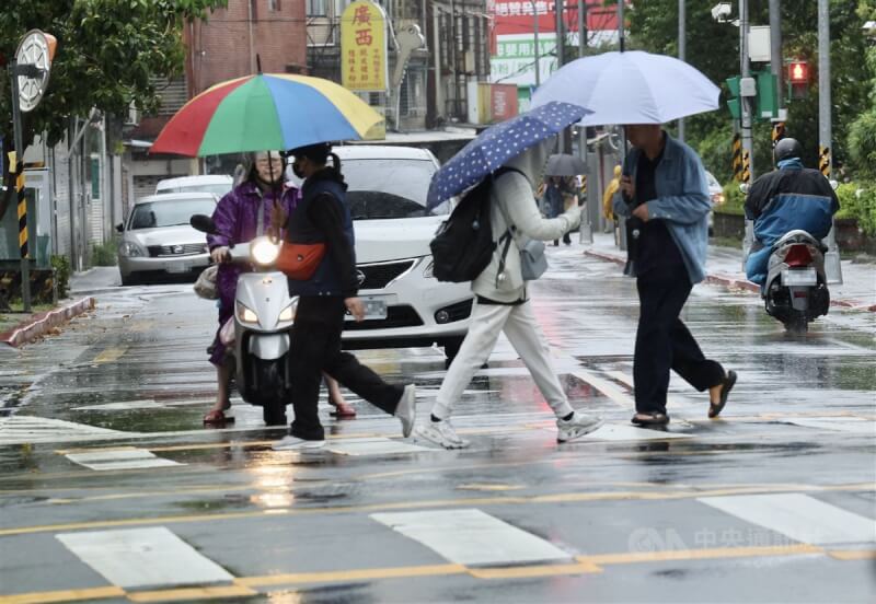 圖為台北市萬華區民眾外出撐傘遮雨。(中央社檔案照片)