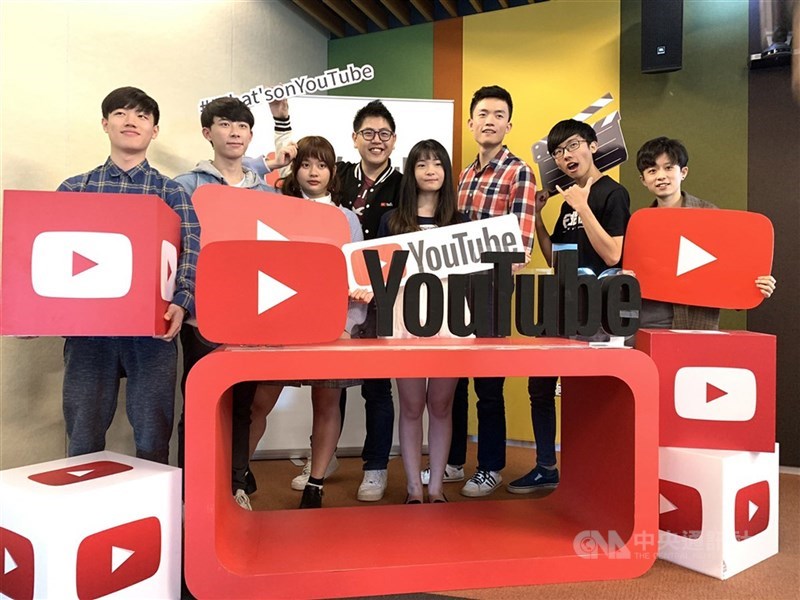YouTube推出全新家長指南並更新工具,協助守護青少年數位健康。圖為YouTube邀請社會新鮮人創作者分享經驗。(中央社檔案照片)